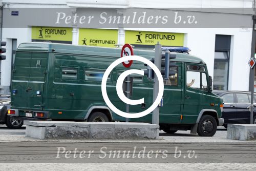 Antwerpen 21 sptember 2016
Frank Masmeijer arriveert bij de rechtbank van Antwerpen et een cameraploeg van SBS6 ivm opames van zijn real life soap. Ook zijn schoonvader is erbij. boevenwagen