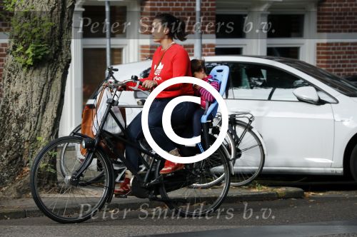 Amsterdam 28 september 2016
Caro Emerald met dochtertje en man in amsterdam.