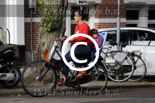 Amsterdam 28 september 2016
Caro Emerald met dochtertje en man in amsterdam.