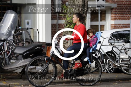 Amsterdam 28 september 2016
Caro Emerald met dochtertje en man in amsterdam.