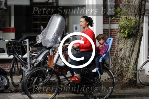Amsterdam 28 september 2016
Caro Emerald met dochtertje en man in amsterdam.