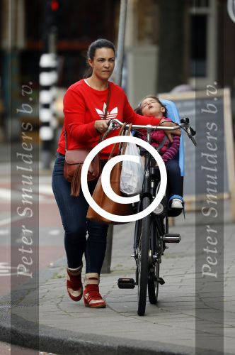 Amsterdam 28 september 2016
Caro Emerald met dochtertje en man in amsterdam.