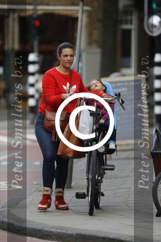 Amsterdam 28 september 2016
Caro Emerald met dochtertje en man in amsterdam.