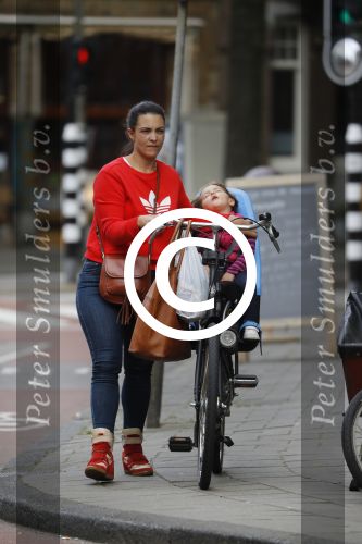 Amsterdam 28 september 2016
Caro Emerald met dochtertje en man in amsterdam.