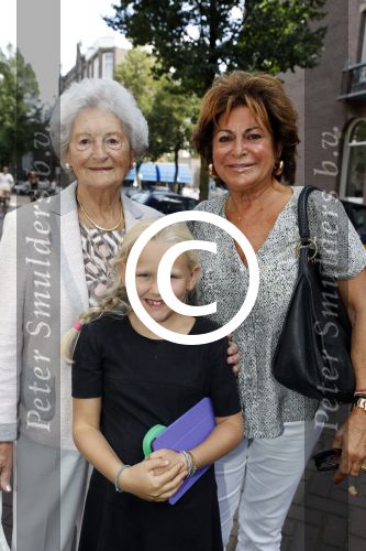 Amsterdam 10 septmber 2016
Opening winkel en modeshow Sheila de Vries. Christine Kroonenberg met moeder en kleindochter