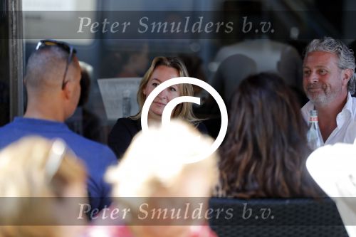 Amsterdam 12 september 2016 
Ruud Gullit met zijn vriendin Karin de Rooij op de cornelis schuytstraat samen met Mark teurlings en Cynthia Abma