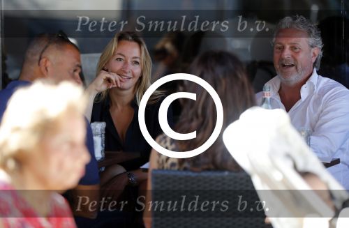Amsterdam 12 september 2016 
Ruud Gullit met zijn vriendin Karin de Rooij op de cornelis schuytstraat samen met Mark teurlings en Cynthia Abma