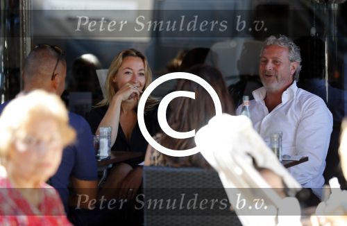 Amsterdam 12 september 2016 
Ruud Gullit met zijn vriendin Karin de Rooij op de cornelis schuytstraat samen met Mark teurlings en Cynthia Abma