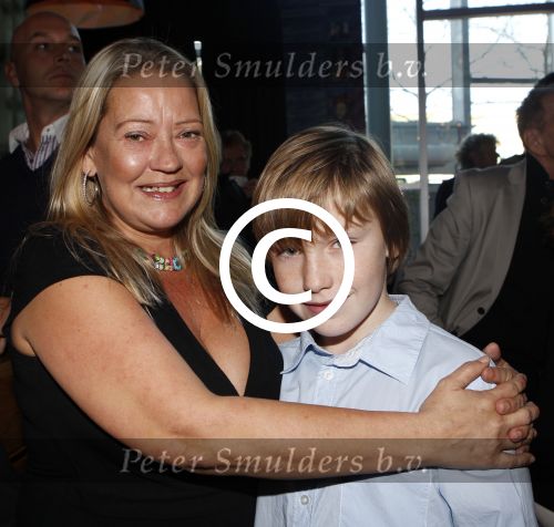 Hilversum, 15 November 2011 Presentatie boek van de Zangeres zonder Naam geschreven door Ben Holthuis.
Danielle Sijthoff met haar zoon Nilly v d Gijp