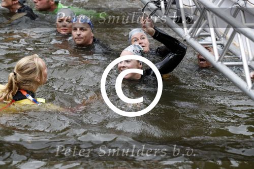 Amsterdam 11 september 2016
Amsterdam city swim tbv ALS door de amsterdamse grachten. Bartina en Debbie Koeman