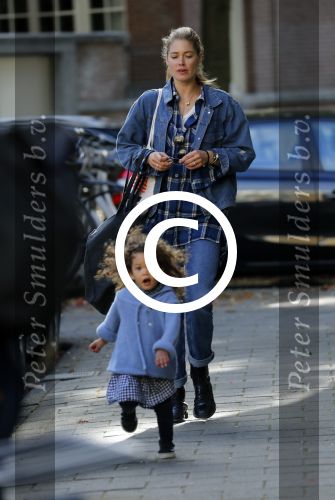Amsterdam 28 september 2016
Doutzen Kroes met dochterje Myllena Mae in Amsterdam zuid