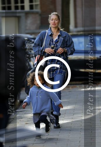 Amsterdam 28 september 2016
Doutzen Kroes met dochterje Myllena Mae in Amsterdam zuid