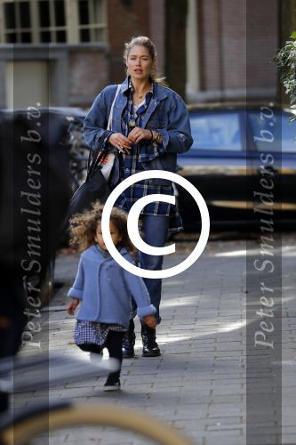 Amsterdam 28 september 2016
Doutzen Kroes met dochterje Myllena Mae in Amsterdam zuid