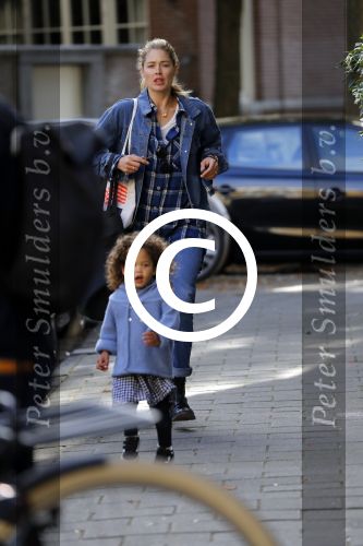 Amsterdam 28 september 2016
Doutzen Kroes met dochterje Myllena Mae in Amsterdam zuid