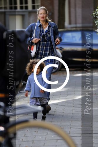 Amsterdam 28 september 2016
Doutzen Kroes met dochterje Myllena Mae in Amsterdam zuid
