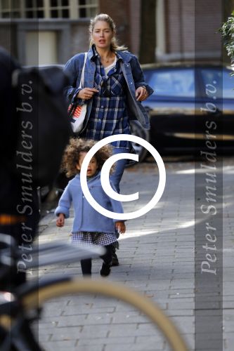 Amsterdam 28 september 2016
Doutzen Kroes met dochterje Myllena Mae in Amsterdam zuid