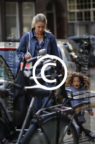 Amsterdam 28 september 2016
Doutzen Kroes met dochterje Myllena Mae in Amsterdam zuid