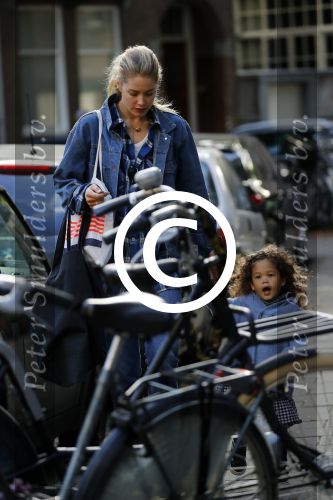 Amsterdam 28 september 2016
Doutzen Kroes met dochterje Myllena Mae in Amsterdam zuid