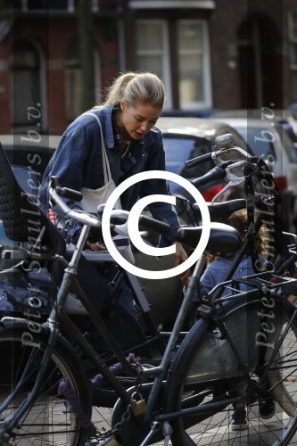 Amsterdam 28 september 2016
Doutzen Kroes met dochterje Myllena Mae in Amsterdam zuid