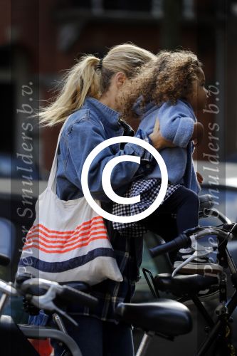 Amsterdam 28 september 2016
Doutzen Kroes met dochterje Myllena Mae in Amsterdam zuid