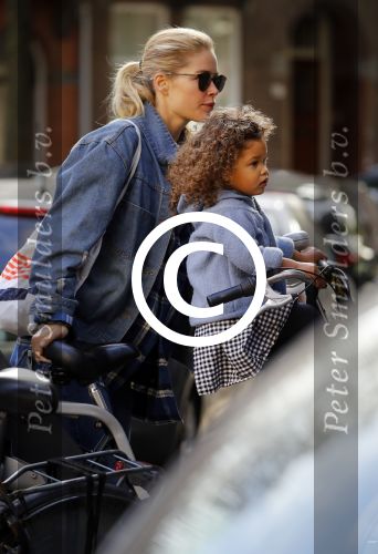 Amsterdam 28 september 2016
Doutzen Kroes met dochterje Myllena Mae in Amsterdam zuid
