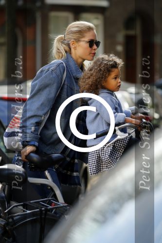 Amsterdam 28 september 2016
Doutzen Kroes met dochterje Myllena Mae in Amsterdam zuid
