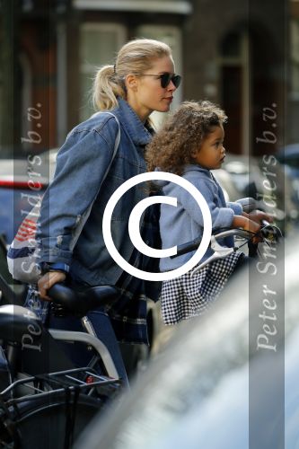 Amsterdam 28 september 2016
Doutzen Kroes met dochterje Myllena Mae in Amsterdam zuid