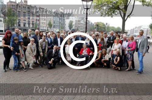 Amsterdam 17 september 2016
Erwin Olaf en zijn partner Kevin trouwen in de stopera . Beide moeders alsmede Hans v Manen waren aanwezig. Ze vertrokken met de fiets