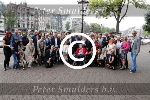 Amsterdam 17 september 2016
Erwin Olaf en zijn partner Kevin trouwen in de stopera . Beide moeders alsmede Hans v Manen waren aanwezig. Ze vertrokken met de fiets