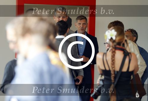 Amsterdam 17 september 2016
Erwin Olaf en zijn partner Kevin trouwen in de stopera . Beide moeders alsmede Hans v Manen waren aanwezig. Ze vertrokken met de fiets