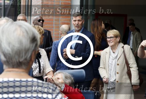 Amsterdam 17 september 2016
Erwin Olaf en zijn partner Kevin trouwen in de stopera . Beide moeders alsmede Hans v Manen waren aanwezig. Ze vertrokken met de fiets