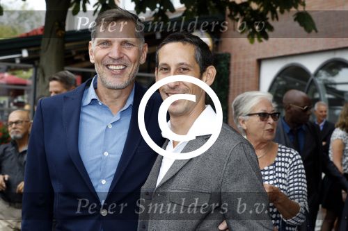 Amsterdam 17 september 2016
Erwin Olaf en zijn partner Kevin trouwen in de stopera . Beide moeders alsmede Hans v Manen waren aanwezig. Ze vertrokken met de fiets