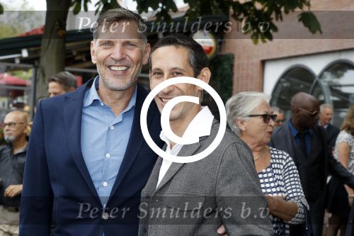 Amsterdam 17 september 2016
Erwin Olaf en zijn partner Kevin trouwen in de stopera . Beide moeders alsmede Hans v Manen waren aanwezig. Ze vertrokken met de fiets