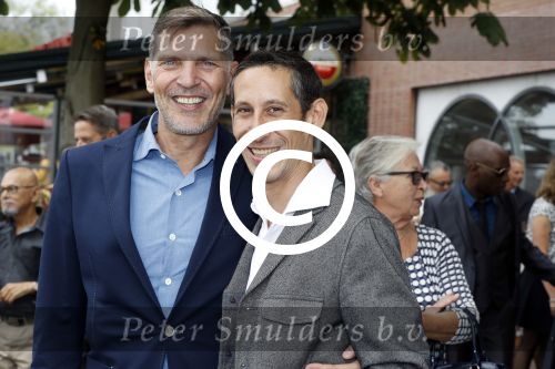 Amsterdam 17 september 2016
Erwin Olaf en zijn partner Kevin trouwen in de stopera . Beide moeders alsmede Hans v Manen waren aanwezig. Ze vertrokken met de fiets