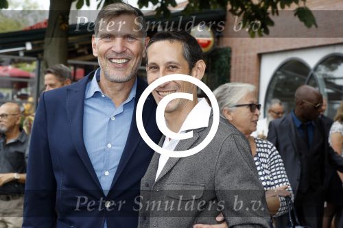 Amsterdam 17 september 2016
Erwin Olaf en zijn partner Kevin trouwen in de stopera . Beide moeders alsmede Hans v Manen waren aanwezig. Ze vertrokken met de fiets
