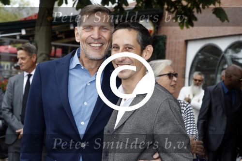 Amsterdam 17 september 2016
Erwin Olaf en zijn partner Kevin trouwen in de stopera . Beide moeders alsmede Hans v Manen waren aanwezig. Ze vertrokken met de fiets