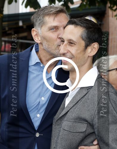 Amsterdam 17 september 2016
Erwin Olaf en zijn partner Kevin trouwen in de stopera . Beide moeders alsmede Hans v Manen waren aanwezig. Ze vertrokken met de fiets