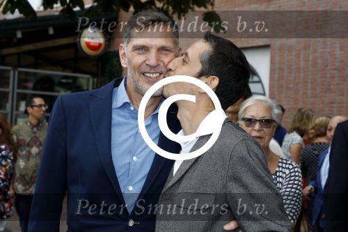 Amsterdam 17 september 2016
Erwin Olaf en zijn partner Kevin trouwen in de stopera . Beide moeders alsmede Hans v Manen waren aanwezig. Ze vertrokken met de fiets