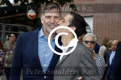 Amsterdam 17 september 2016
Erwin Olaf en zijn partner Kevin trouwen in de stopera . Beide moeders alsmede Hans v Manen waren aanwezig. Ze vertrokken met de fiets