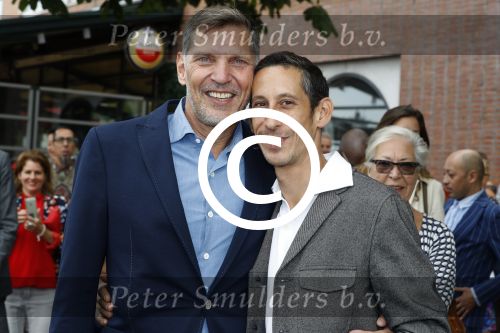 Amsterdam 17 september 2016
Erwin Olaf en zijn partner Kevin trouwen in de stopera . Beide moeders alsmede Hans v Manen waren aanwezig. Ze vertrokken met de fiets