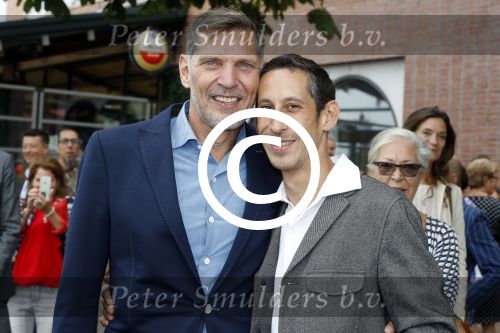 Amsterdam 17 september 2016
Erwin Olaf en zijn partner Kevin trouwen in de stopera . Beide moeders alsmede Hans v Manen waren aanwezig. Ze vertrokken met de fiets
