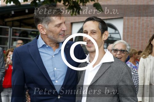 Amsterdam 17 september 2016
Erwin Olaf en zijn partner Kevin trouwen in de stopera . Beide moeders alsmede Hans v Manen waren aanwezig. Ze vertrokken met de fiets
