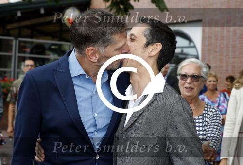 Amsterdam 17 september 2016
Erwin Olaf en zijn partner Kevin trouwen in de stopera . Beide moeders alsmede Hans v Manen waren aanwezig. Ze vertrokken met de fiets