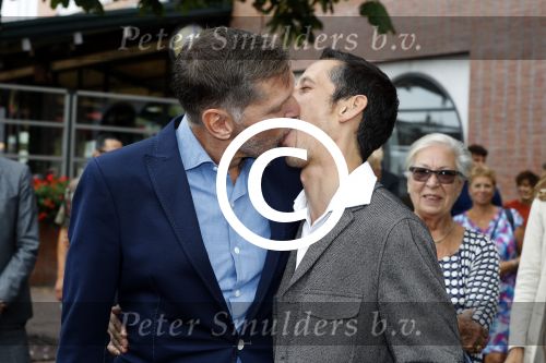 Amsterdam 17 september 2016
Erwin Olaf en zijn partner Kevin trouwen in de stopera . Beide moeders alsmede Hans v Manen waren aanwezig. Ze vertrokken met de fiets