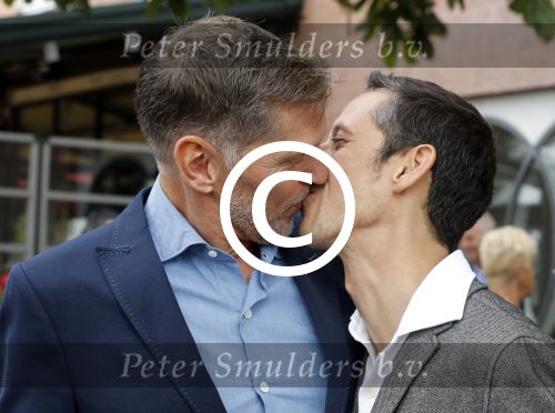 Amsterdam 17 september 2016
Erwin Olaf en zijn partner Kevin trouwen in de stopera . Beide moeders alsmede Hans v Manen waren aanwezig. Ze vertrokken met de fiets