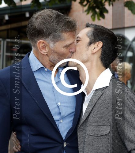 Amsterdam 17 september 2016
Erwin Olaf en zijn partner Kevin trouwen in de stopera . Beide moeders alsmede Hans v Manen waren aanwezig. Ze vertrokken met de fiets