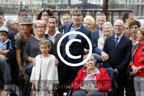 Amsterdam 17 september 2016
Erwin Olaf en zijn partner Kevin trouwen in de stopera . Beide moeders alsmede Hans v Manen waren aanwezig. Ze vertrokken met de fiets