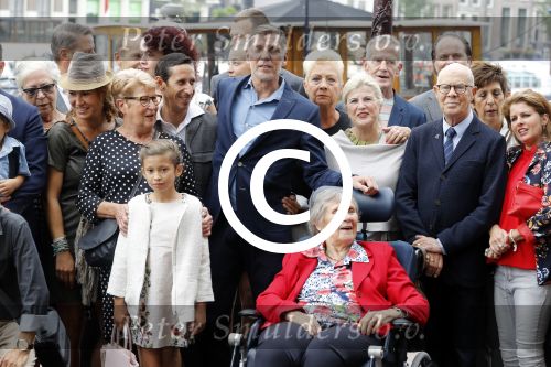 Amsterdam 17 september 2016
Erwin Olaf en zijn partner Kevin trouwen in de stopera . Beide moeders alsmede Hans v Manen waren aanwezig. Ze vertrokken met de fiets