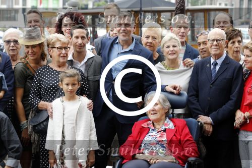 Amsterdam 17 september 2016
Erwin Olaf en zijn partner Kevin trouwen in de stopera . Beide moeders alsmede Hans v Manen waren aanwezig. Ze vertrokken met de fiets