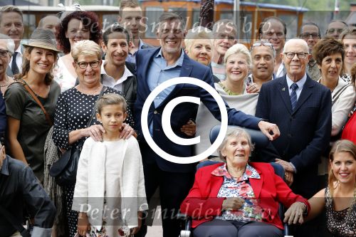 Amsterdam 17 september 2016
Erwin Olaf en zijn partner Kevin trouwen in de stopera . Beide moeders alsmede Hans v Manen waren aanwezig. Ze vertrokken met de fiets